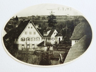 8. August 1943. Ankunft in Aach. Die Wohnung im Gasthaus Linde (bis 1952). Davor der Pavillon, in dem ab 1945 EK´s erste Kunstlehrerin, die Russlanddeutsche Olga Minitzki, wohnte.