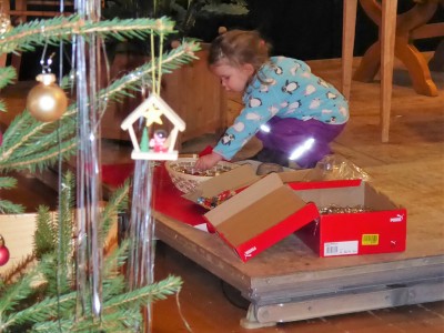 Dezember-Galerie 2018. Die Kinder-Kreativwerkstatt beginnt mit dem gemeinsamen Schmücken des Weihnachtsbaums, auch die Kleinsten machen mit.