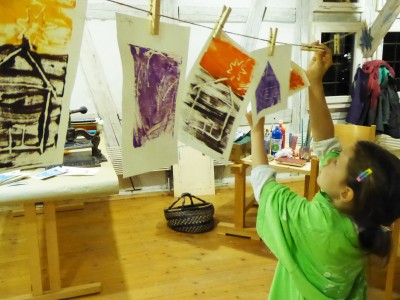 Präsentation der selbst gefertigten Weihnachts-Holzschnitte in der Kinder-Kreativwerkstatt der Dezember-Galerie 2018.